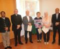 Bild: ct
Beim Pfarrfamilienabends ehrt die Pfarrei Schlicht einige langjährige Chorsängerinnen (von links): Stadtpfarrer Pater Robin Xavier, Diakon Dieter Gerstacker, Chorleiter Heinz Krob, Christa Ströhl, Agnes Heldmann und Pfarrvikar Pater Jimmy Joseph.