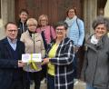 Bild: dob
Exakt 1618,48 Euro aus dem Palmbuschen-Verkauf übergeben die Frauenbund-Mitglieder für die Ukraine-Hilfe der katholischen Pfarrgemeinde. Dekan Alexander Hösl (links) nimmt die Spendenbox dankbar entgegen. Martha Simacek (Dritte von links) organisierte diese Aktion. Dafür dankt ihr Vorsitzende Katrin Poschenrieder (rechts) ganz besonders.