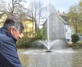 Bild: rgr
Die Grafenwöhrer Bauhofarbeiter sind unter die Floßbauer gegangen., damit es wieder einen schönen Springbrunnen im Stadtweiher gibt.