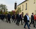 Bild: bey
Mit Fahnen und Blasmusik ziehen die Mitglieder der Wehren am Florianstag zur St.-Michaels-Kirche.