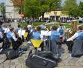 Bild: jr
Die Blaskapelle Konnersreuth gab am Sonntagnachmittag bei strahlendem Sonnenschein ein Muttertagskonzert. Zahlreiche Zuhörer hatten sich rundherum auf dem Therese-Neumann-Platz versammelt.