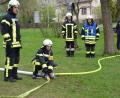 Bild: dob
Der Aufbau der Versorgungsleitung läuft wie geschmiert bei der Leistungsprüfung der Böhmischbrucker Feuerwehr in Kößing. Jeder Teilnehmer weiß genau, welcher Handgriff nötig ist. Die Schiedsrichter, hier Anton Schwägerl (hinten, rechts), haben alles genau im Blick.