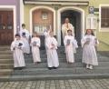 Bild: Pfarrei Waldeck/exb
Die Waldecker Erstkommunionkinder mit Pfarrer Heribert Stretz.