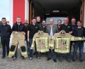 Bild: tra
Ensdorfs Bürgermeister Hans Ram (Mitte) übergibt die neuen Schutzanzüge an die Vertreter der drei gemeindlichen Feuerwehren.
