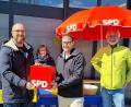 Bild: Anja Rönnebeck/exb
Der SPD-Ortsverein Ursensollen übergibt eine Spende für die Ukraineflüchtlinge (von links): Michael Sandner, Amalie Reichenberger, Daniel Reichenberger und Norbert Mitlmeier