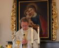 Bild: u
Der Hahnbacher Pfarrer Christian Schulz zelebriert den Festgottesdienst anlässlich der Wiedereinweihung der Kapelle in Steiningloh.