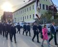 Bild: Yasmin Kellner-Hartwig/exb
Die Feuerwehren der Marktgemeinde Leuchtenberg ziehen zu Ehren des heiligen Florian zur Kirche.