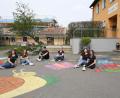 Bild: bjp
In zweitägiger Arbeit und im "Schichtbetrieb" bemalte die Katholische Landjugend (Vierte von links: Ortsvorsitzende Linda Thumfart) mit klassischen Schulhofspielfeldern wie "Himmel und Hölle" oder "Zahlenschnecke".