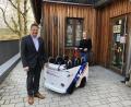 Bild: Stephanie Fuchs/exb
Vorstandsmitglied Erich Übler übergibt das VR-Mobil an die Leiterin der Kinderkrippe Familientreff, Anastasia Nößner.