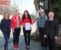 Bild: prh
Über Blumen, eine Urkunde und eine tarifliche Jubiläumszuwendung freute sich Marzena Wieja (Mitte) anlässlich ihres 25-jährigen Dienstjubiläums. Dazu gratulierten ihr Maria Kunz, Annette Scherb, Rudi Kneidl und Stadtpfarrer Josef Häring (von links).