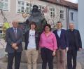 Bild: Barbara Schmid/exb
Bei der Übergabe der Spende des Frauenbundes (von links): Bernd Stahl (Kirchenverwaltung), Simon Häring (Ministranten), Barbara Schmid (KDFB) Joseph Mehler (Ministranten) und Stadtpfarrer Georg Flierl.