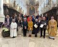 Bild: Markus Scharnagl/exb
Der neue Pfarrgemeinderat ist kürzlich bei einem Gottesdienst ins Amt eingeführt worden. Verabschiedet wurden die ausgeschiedenen Mitglieder – in der unteren Reihe mit Urkunden (von links) Marianne Kunz und Michael Burger zusammen mit Stadtpfarrer Thomas Vogl. Ebenfalls ausgeschieden ist Sven Schiml sowie Christian Mittereder.