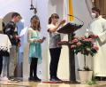 Bild: ld
Pastoralreferent Maximilian Pravida (rechts) hatte mit Pater Joy und dem Familiengottesdienst-Team den Gottesdienst zum Muttertag vorbereitet. Die Firmlingen waren an mehreren Stellen aktiv beteiligt.