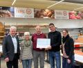 Bild: exb/SPD Floß
560 Euro für die Tafel: die SPD-Vorsitzenden Sabrina Lacher und Alexander Meier, Tafel-Chef Josef Gebhardt, Markträtin Eli Dressler und Bürgermeister Robert Lindner (von rechts).