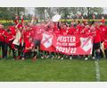Bild: hpr
Mit spritzendem Sekt und der Meisterschale feierten die Spieler, Trainer und Verantwortliche der SV Michaelpoppenricht den Titel in der A-Klasse Nord und den Aufstieg in die Kreisklasse.