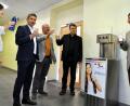 Bild: Karoline Gajeck-Scheuck/exb
Über einen zweiten Trinkwasserspender für das Berufliche Schulzentrum Amberg freuen sich Schulleiter Martin Wurdack (Mitte), sein Stellvertreter Josef Eckert (Zweiter von rechts), Heidi Selch-Witt (links), Mitarbeiterin der Schulleitung, sowie Florian Fuchs (Zweiter von rechts), Vertreter des Elternbeirats, und Stephan Prechtl (rechts), Geschäftsführer der Stadtwerke Amberg.