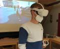 Bild: wfw
Ein Feuerwehr-Zugführer mit der virtuellen Datenbrille, über die beim digitalen Einsatztraining in Schnaittenbach das Szenario gesteuert werden konnte.