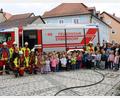 Bild: njn
Für die Buben und Mädchen des Kunterbunt-Kindergartens gab es während des Einsatzes viel zu sehen. Mit auf dem Bild die Feuerwehrmänner mit Kommandant Bernhard Schmidt (Zweiter von links) sowie die Erzieherinnen mit Leiterin Sabine Schreiber-Schöpf (Dritte von links).
