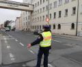 Bild: Jennifer Bergmann
Polizeioberkommissar Markus Gilch winkt bei einer allgemeinen Verkehrskontrolle zum Aktionstag zur Fahrtüchtigkeit ein heranfahrendes Fahrzeug heraus.