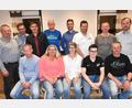 Bild: no
Der neue Vorstand des SV Illschwang um den wiedergewählten Vorsitzenden Martin Luber (stehend, rechts); mit im Bild der Zweite Bürgermeister der Gemeinde Illschwang, Benjamin Hiltl (stehend, Dritter von links).