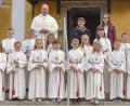 Bild: JH-Fotografie Mitterteich/exb
Die Erstkommunionfeier gestaltete Pfarrer Markus Nees (hinten, links). Begleitet wurden die jungen Katholiken von ihren Klassleiterinnen (hinten, von rechts) Kerstin Kneissl (3a) und Stephanie Jacobi (3b).