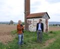 Bild: Susanne Forster
Wilhelm Krisch (links) ist Initiator des Windrades in Ödwaldhausen. Er erklärt dem Grünen-Landesvorsitzenden Thomas von Sarnowski die fast 30 Jahre alte Anlage. Das Maschinenhaus hatten Kinder bemalen dürfen.