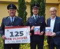Bild: bö
Das erste Exemplar der Vilshofener Feuerwehr-Festschrift zum 125-jährigen Bestehen übergaben 2. Vorsitzender Anton Meier und FFW-Vorstand Christoph Hirzinger an den Schirmherrn Bürgermeister Erwin Geitner (von links).
