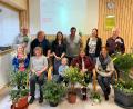 Bild: nza
Bei knapp 1000 Schüssen auf die Luftdruckanlage freuten sich alle Teilnehmer über die prächtigen Blumenpreise. Auf dem Bild sind die ersten Zehn mit Siegerin Maria Schwingshandl (sitzend, Zweite von rechts) zu sehen.