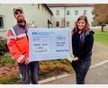 Bild: BRK Kreisverband/exb
Fotografin Katharina Eckstein übergab in Fockenfeld an Wolfgang Rosner (links) vom BRK-Leitungsteam der Notunterkunft ihre 1000-Euro-Spende.