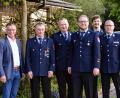 Bild: fdl
Die Feuerwehr Massenricht ehrt zwei besonders verdiente Mitglieder (von links): Bürgermeister Hermann Falk, der ehemalige Vorsitzende Bernhard Wisgickl, der neue Ehrenkommandant Josef Luber, Kommandant Sebastian Trummer, Vorsitzender Christoph Greiner und Kreisbrandinspektor Martin Schmidt.