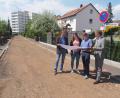 Bild: ws
Seit Dienstag läuft die Sanierung der Beethovenstraße. Die Pläne sehen eine Fahrbahn ohne Gehsteige sowie vier Ecken am Straßenrand vor, auf denen Bäume gepflanzt werden. Bei der Baustellenbesichtigung (von links): Stadtwerkeleiter Thomas Kraus, Projektleiterin Regina Zahn, Stadtbaumeister Andreas Ockl und Bürgermeister Franz Stahl.