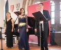 Bild: mfh
Klassik im Rathaussaal zugunsten der Unicef-Hilfe in der Ukraine: (von links) Pianistin Johanna Henning, Mezzosopranistin Nicole Glamsch und ihr Ehemann Falk Samuel Glamsch an der Querflöte gaben am Muttertag ein Benefizkonzert.