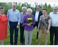 Bild: jr
Ihren 90. Geburtstag feierte am Dienstag Sieglinde Busch (vorne, Mitte). Es gratulierten (von links) Schwiegertochter Gabi, Sohn Winfried und Bruder Franz sowie (von rechts) Schwiegersohn Peter, Tochter Manuela und Bürgermeister Stephan Schübel.