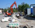 Bild: tra
Die Arbeiten an der barrierefreien Bushaltestelle in Wolfsbach sind in vollem Gange. Der Gemeinderat vergibt den Auftrag für die Buswartehäuschen nun erneut.
