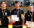 Bild: Failert/exb
Die Bronzemedaille um den Hals, Urkunde und Pokal in der Hand: Stolz präsentierten die Amberger Ringer Adam Leifridt, Roman Leifridt und Julian Edel (von links) ihre Trophäen bei den deutschen Junioren-Meisterschaften.