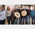 Bild: ufh
Den Gewinnern der Geburtstagsscheiben, Alexander Rösl und Franz Freitag (Vierter und Sechster von links), gratulieren Schützenmeister Werner Wendl (rechts) und Uwe Friedrich (links). Mit den Scheibenspendern Norbert Bösl und Erwin Wendl freuen sich die Platzierten Birgit und Norbert Simon (von links).