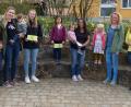 Bild: lgc
Die glücklichen Gewinner der diesjährigen Ostereierjagd. Sabrina Drummer (links) und Cornelia Kausler (Zweite von rechts) hatten die Aktion organisiert, für die Zweite Bürgermeisterin Tanja Renner (rechts) im Namen der Gemeinde viel Lob aussprach.