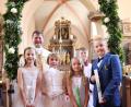 Bild: lei
Die Kommunionskinder aus Eschenfelden, Chiara-Maria Linn, Melinda Wolf, Orsolaya Balint und Lajos Ilyés, mit Pfarrer Hans Zeltsperger.