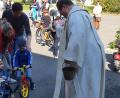 Bild: Bettina Michl/exb
Bobbycar, Laufrad, Trettbulldog, Fahrrad, Roller - die Liste der Fahrzeuge, die die Kleinen zur Segnung bei Pfarrer Hubert Bartel während der Kinderkirche vorfuhren, ist lang.