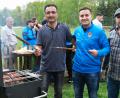 Bild: Hirsch
Der FC Vatanspor Schwandorf feiert den Heimsieg gegen Wernberg mit einem Grillfest. Von links Grillmeister Sedat Kaya, Betreuer Furkan Tepeler uind Ideengeber Osman Yildirim.