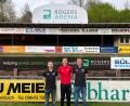 Bild: Brüchner/exb
Sportvorstand Michael Brüchner (links) und Andreas Theobald (rechts) freuen sich, dass Trainer Marc Hemminger auch kommende Saison beim SC Eschenbach an der Seitenlinie stehen wird.