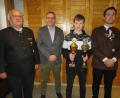 Bild: adj
Schützenmeister Christian Reichl (rechts) überreicht Jugendschütze Stefan Kallmeier die Pokale für seine guten Leistungen. Thomas Busch und Dritter Bürgermeister Christian Schramek (von links) gratulieren.