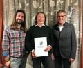 Bild: Modernes Theater Tirschenreuth/exb
Bei der Versammlung des Modernen Theaters Tirschenreuth wurde Gründungsmitglied Florian Winklmüller (Mitte) zum Ehrenmitglied ernannt. Die Urkunde überreichten MTT-Vorsitzender Julian Mühlmeier (links) und Bürgermeister Franz Stahl.