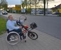 Bild: ak
Markus Vogel zeigt als Rollstuhlfahrer die Schwierigkeiten bei der Überquerung der Weidener Straße in Speichersdorf. Dort soll ein barrierefreier Überweg zum Einkaufszentrum angelegt werden.