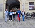 Bild: Sandra Heydorn/exb
Die erfolgreichen Schüler und ihre Lehrerin vor dem Thon-Dittmer-Palais am Haidplatz in Regensburg (von links): Mathias Belkin, Elyssa Heydorn, Mia Puhane, F. Birner und Julia Ziegelmeier.