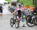 Bild: Büttner
Beim Weidener Triathlon zählt am Samstag jede Sekunde. Der Wechsel vom Schwimmen auf das Rad kann dabei wertvolle Zeit kosten.