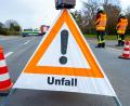 Bild: Stefan Sauer/dpa/Symbolbild
Fahrzeuge stehen nach einem Unfall auf der Straße.