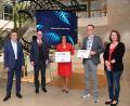 Bild: gf
Das Siemens-Besucherzentrum „The Impulse“ in Amberg wurde vom Bayerischen Staatsministerium für Familie, Arbeit und Soziales mit dem Signet für Barrierefreiheit ausgezeichnet (von links): Ludger Stenmans, Amtschef Markus Gruber, Personalleiterin und Inklusionsbeauftragte Ramone Grosser, Markus Siegert, der Leiter des Besucherzentrums, und die Schwerbehindertenvertreterin am Standort Amberg, Karin Hubert.