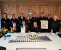 Bild: gz
Im Namen der Marktgemeinde ernannte Bürgermeister Reiner Gäbl den ehemaligen Kommandant Josef Kleber zum Ehrenkommandanten und Vorsitzender Jürgen Bösl im Beisein einer großen Abordnung zum Ehrenmitglied. Über Blumen durfte sich Ehefrau Maria freuen.