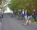 Bild: fz
Bürgermeister Rudolf Schopper (stehend, Dritter von rechts) zeigt am Botzersreuther Berg Straßenschäden auf. Simon Schönberger legt schon mal den Meter an. Auf 800 Quadratmeter Sanierungsfläche würde man in etwa kommen.